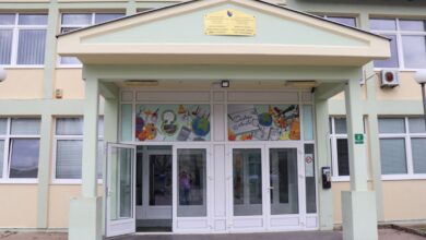 Saradnja Osnovne škole «Amer Ćenanović» u Butmiru i kompanije Hoše komerc: Prigodnim edukativnim porukama uređen ulaz u školu