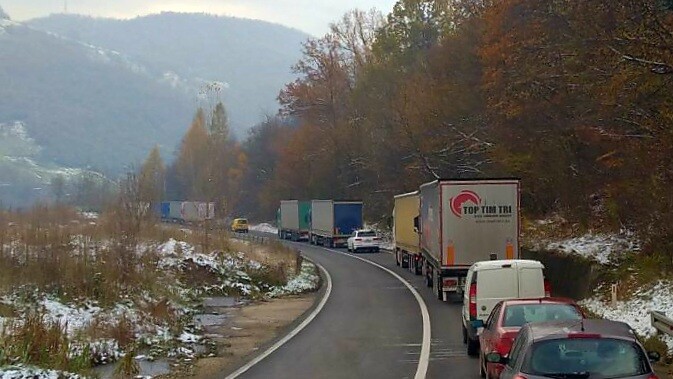 Sudar tri vozila na cesti Rajlovac – Vogošća, saobraćaj potpuno obustavljen