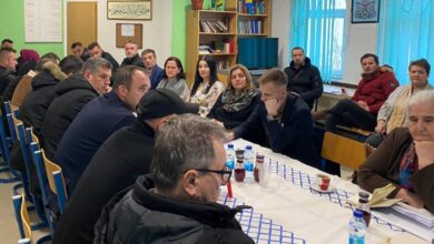 U Srebrenici održan sastanak predstavnika udruženja preživjelih žrtava genocida, IZ i probosanskih političkih stranaka