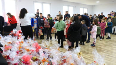 Privrednici i aktivisti Savjeta MZ Misoča podijelili više od 150 paketića za najmlađe