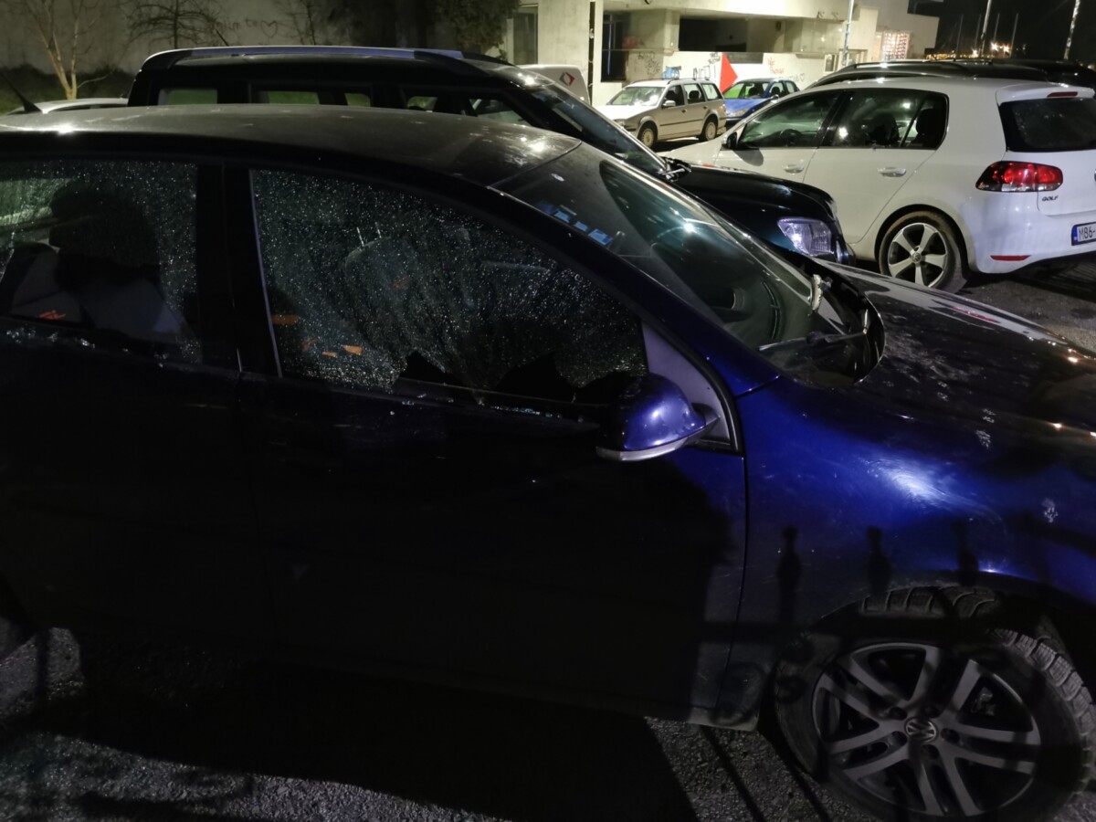 Neko u Visokom bacio eksplozivnu napravu, oštećeni automobili na parkingu