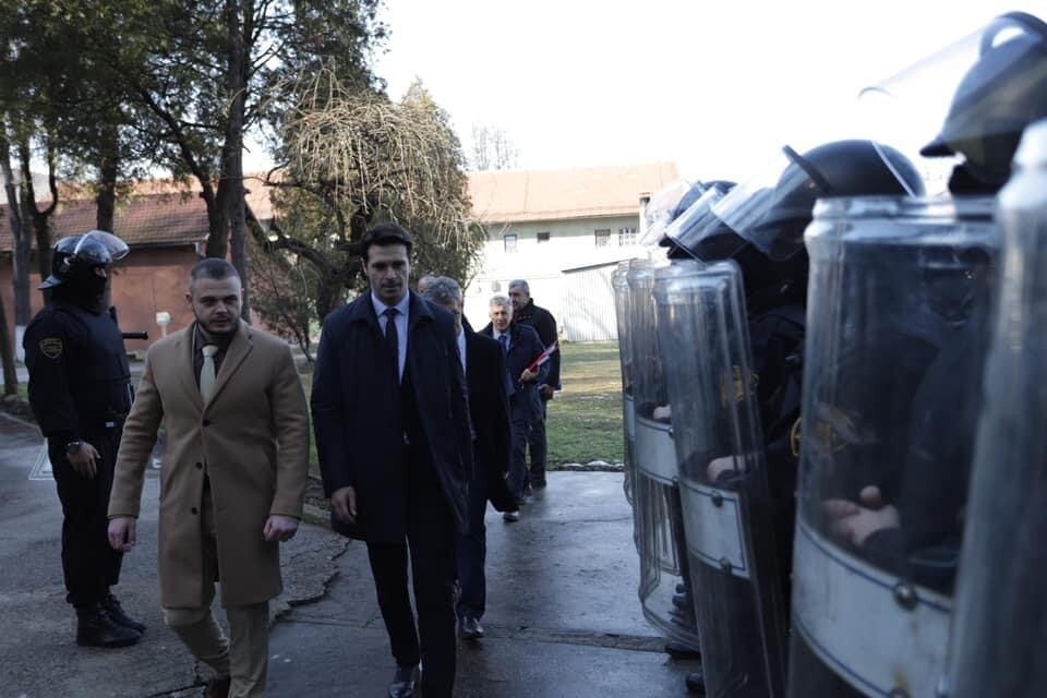 Važan susret: Direktor Rusmir Isak svečano postrojio specijalnu zatvorsku jedinicu u čast posjete ministra pravde, Vedrana Škobića