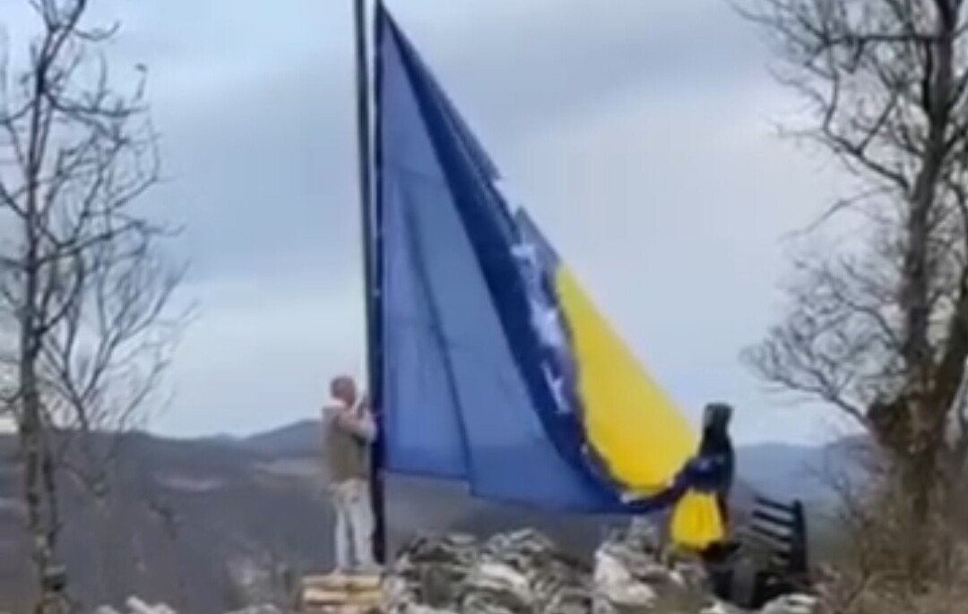 Velika zastava BiH se zavijorila iznad Drine kod Zvornika u blizni granice sa Srbijom