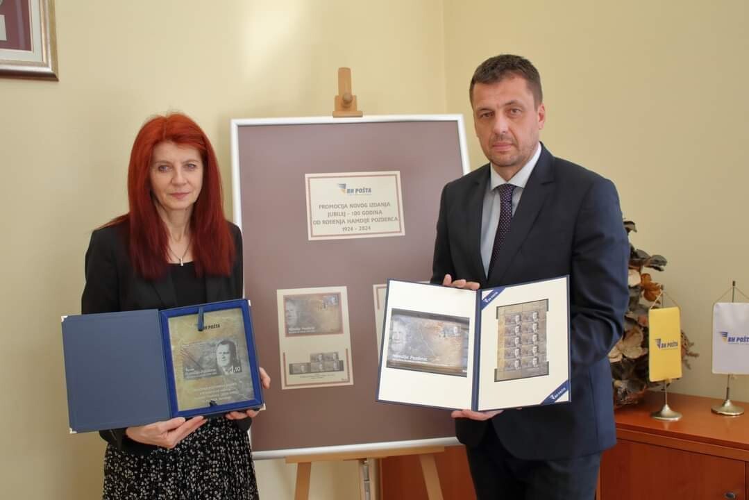 Kćerki Hamdije Pozderca uručena plaketa i primjerci poštanske marke posvećene njenom ocu