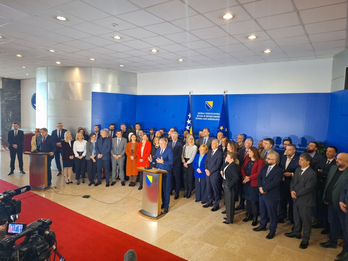 Trojka nakon odobravanja pregovora o članstvu BiH u EU