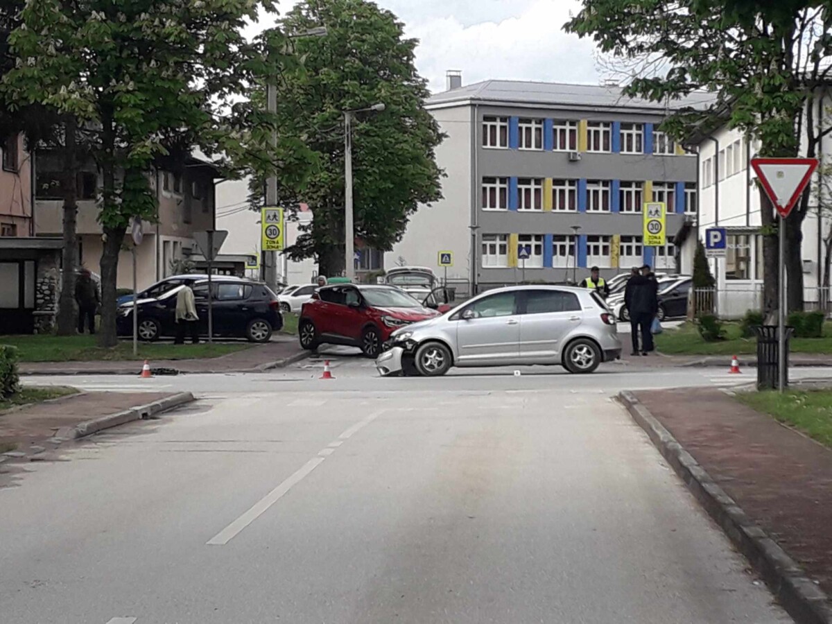 Saobraćajna nezgoda u ulici Hašima Spahića, na raskrsnici kod policijske stanice u Ilijašu
