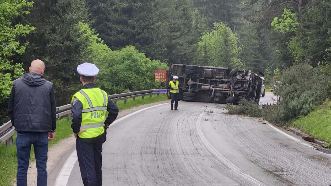 Teška saobraćajna nesreća u Bakićima kod Olova, jedna osoba povrijeđena, saobraćaj potpuno obustavljen