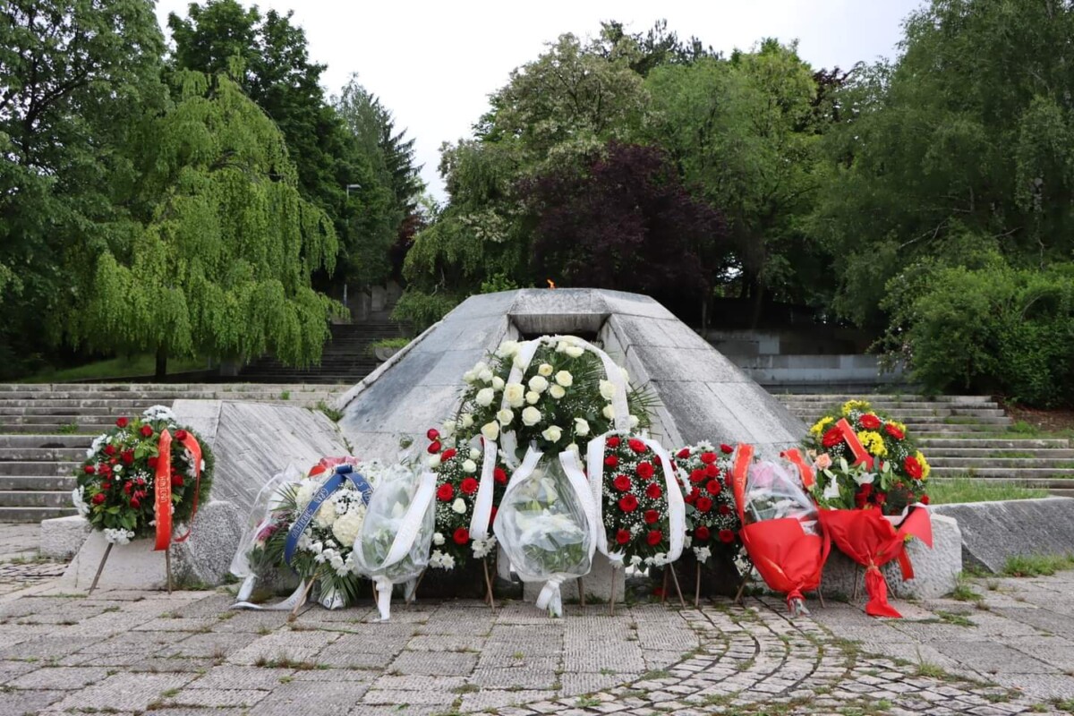Delegacija KS položila cvijeće i odala počast povodom Dana pobjede nad fašizmom, Dana Evrope i Dana Zlatnih ljiljana