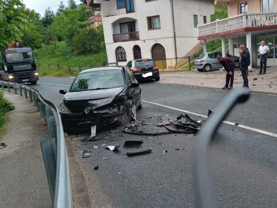 Velike gužve zbog udesa na putu Malešići – Semizovac u mjestu Nebočaj