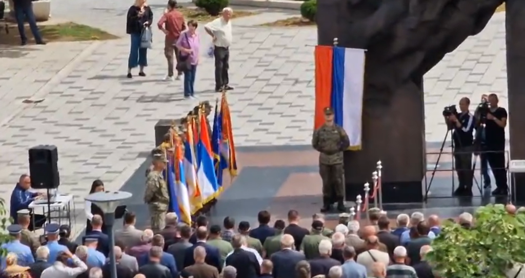 Bijeljina: Oružane snage BiH uz himnu Srbije i ratne zastave tzv. vojske RS-a