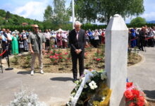 Ambasador Marfi u Bratuncu: Odajemo počast bošnjačkim civilima, uglavnom ženama i djeci, koje su ubili pripadnici Vojske Republike Srpske 1992. godine