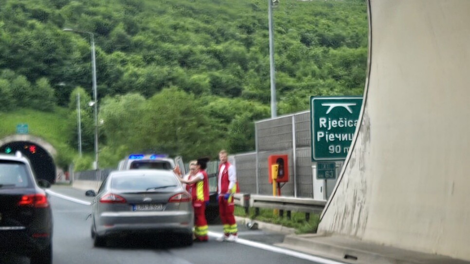 Saobraćajna nezgoda na autoputu kod Vogošće, stvorile se manje gužve