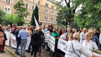 Protestna šetnja zdravstvenih radnika u Kantonu Sarajevo, traže isplatu jednokratne pomoći