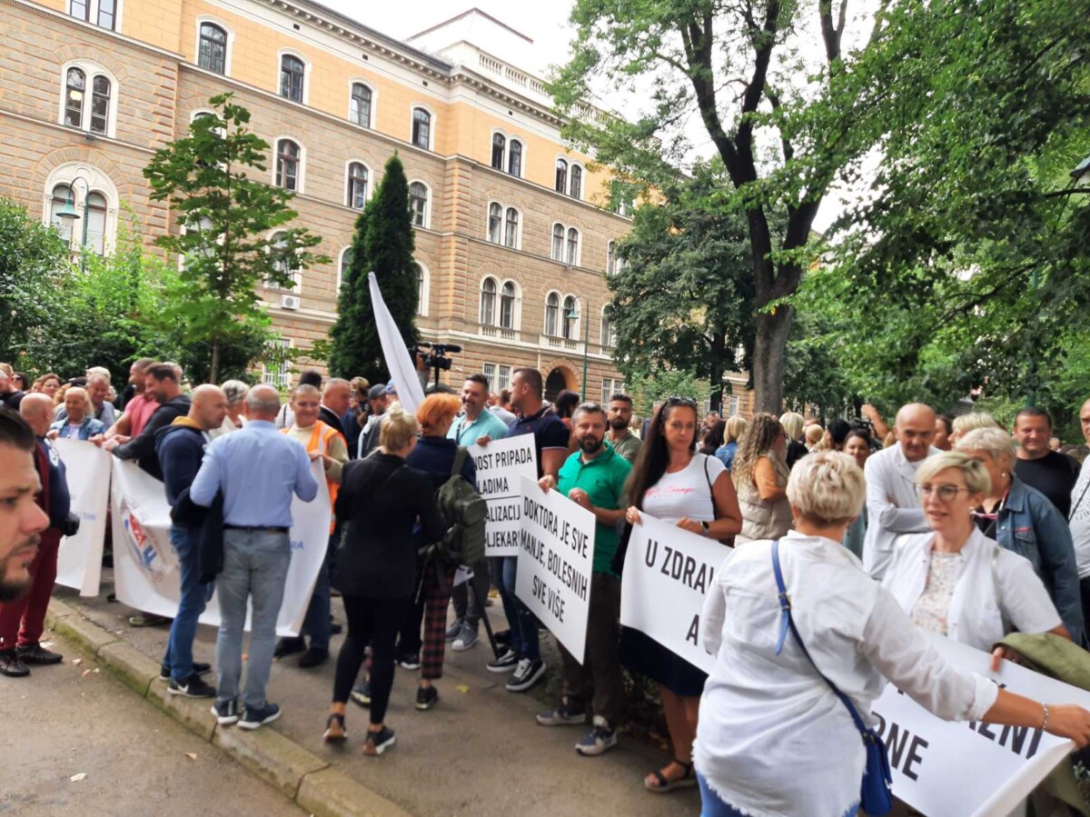 Protestna šetnja zdravstvenih radnika u Kantonu Sarajevo, traže isplatu jednokratne pomoći