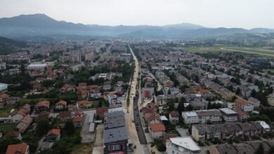 Počelo postavljanje prvog sloja asfalta na saobraćajnici na Dobrinji