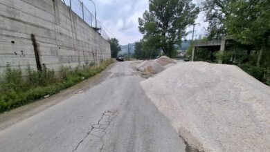 Građani Kadarića kod Ilijaša negoduju, žale se i žele da se ukloni deponija pored puta