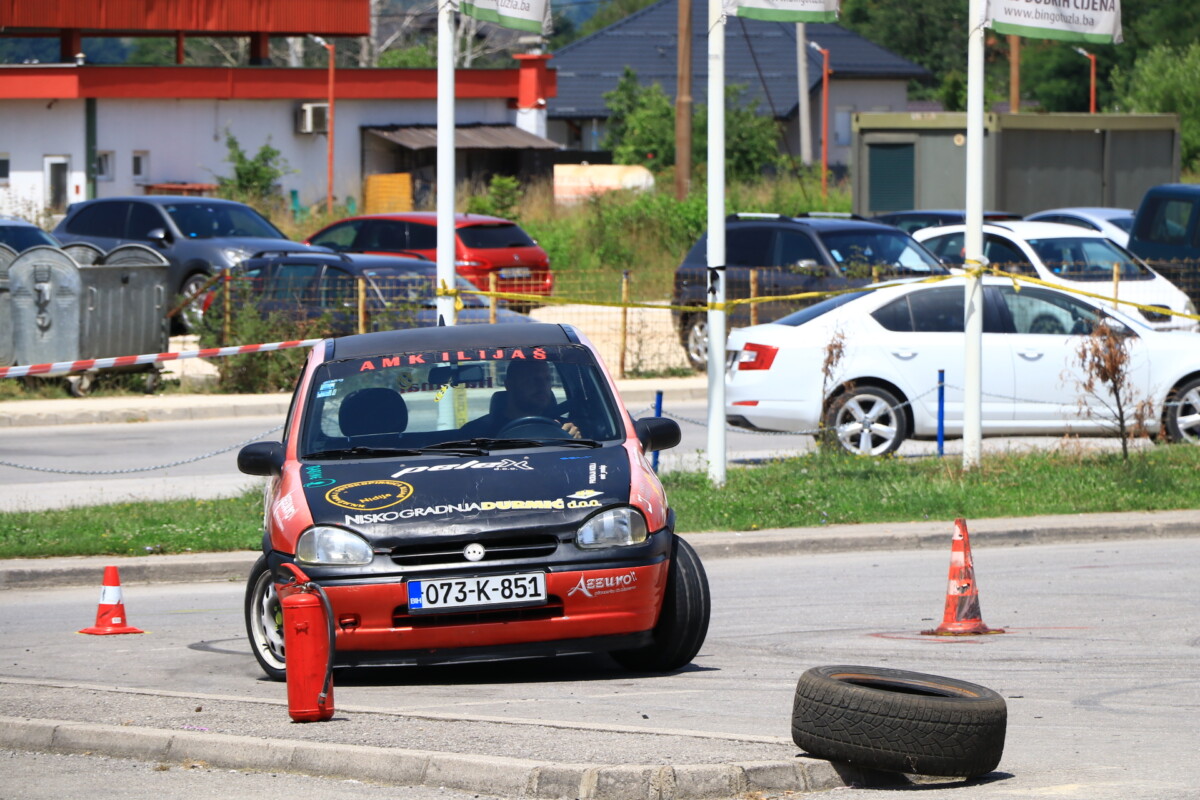 Auto Rally Ilijaš 2024: Ljubitelji adrenalina, sprženih guma i izvedbi “majstora čunjeva” uživali