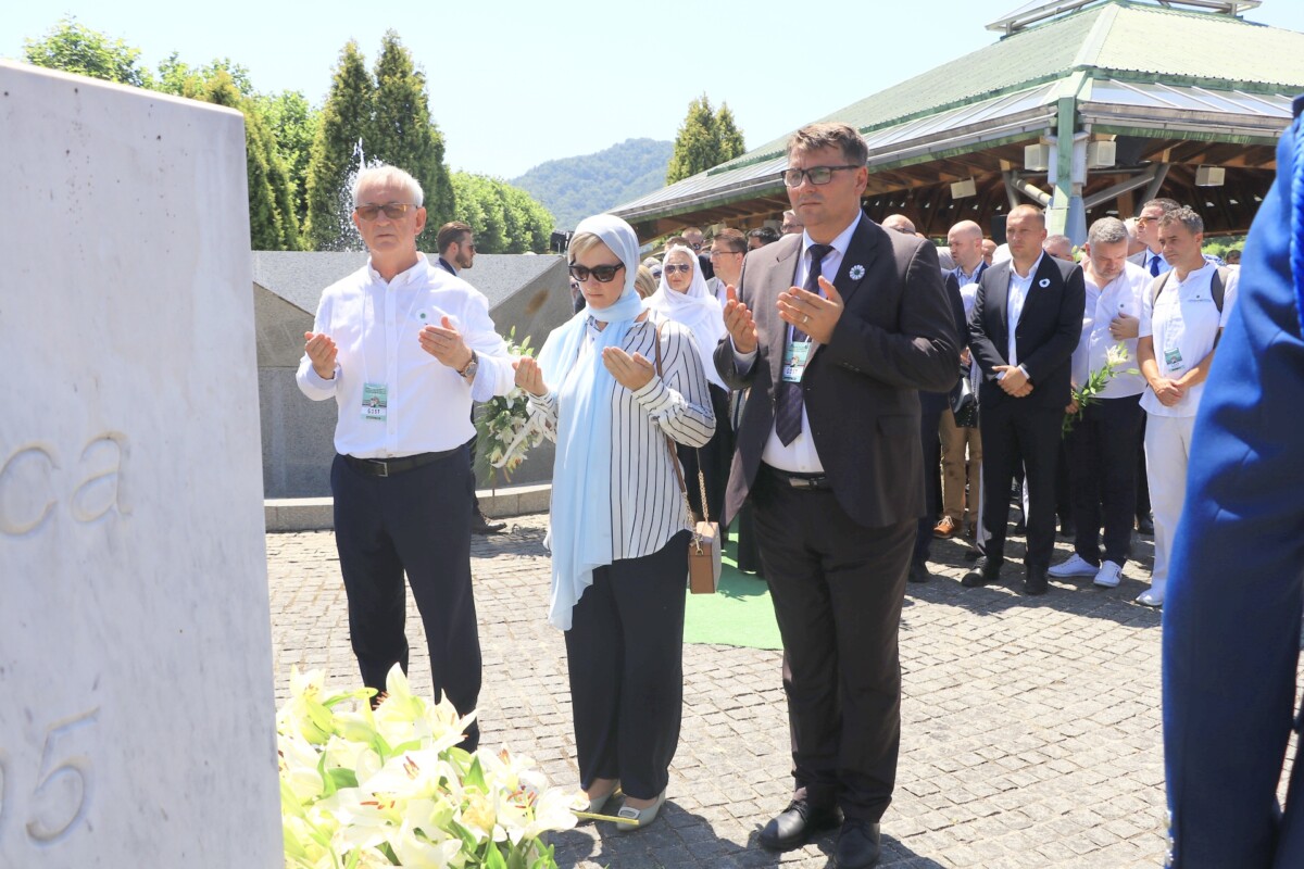 Načelnik Fazlić položio cvijeće i odao počast žrtvama genocida u Srebrenici