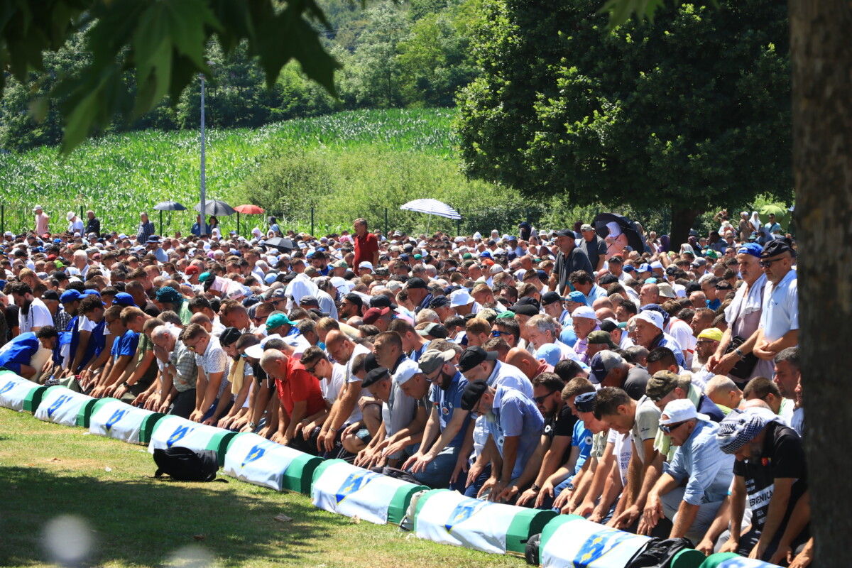 Klanjana dženaza i obavljen ukop 14 žrtava genocida u Srebrenici