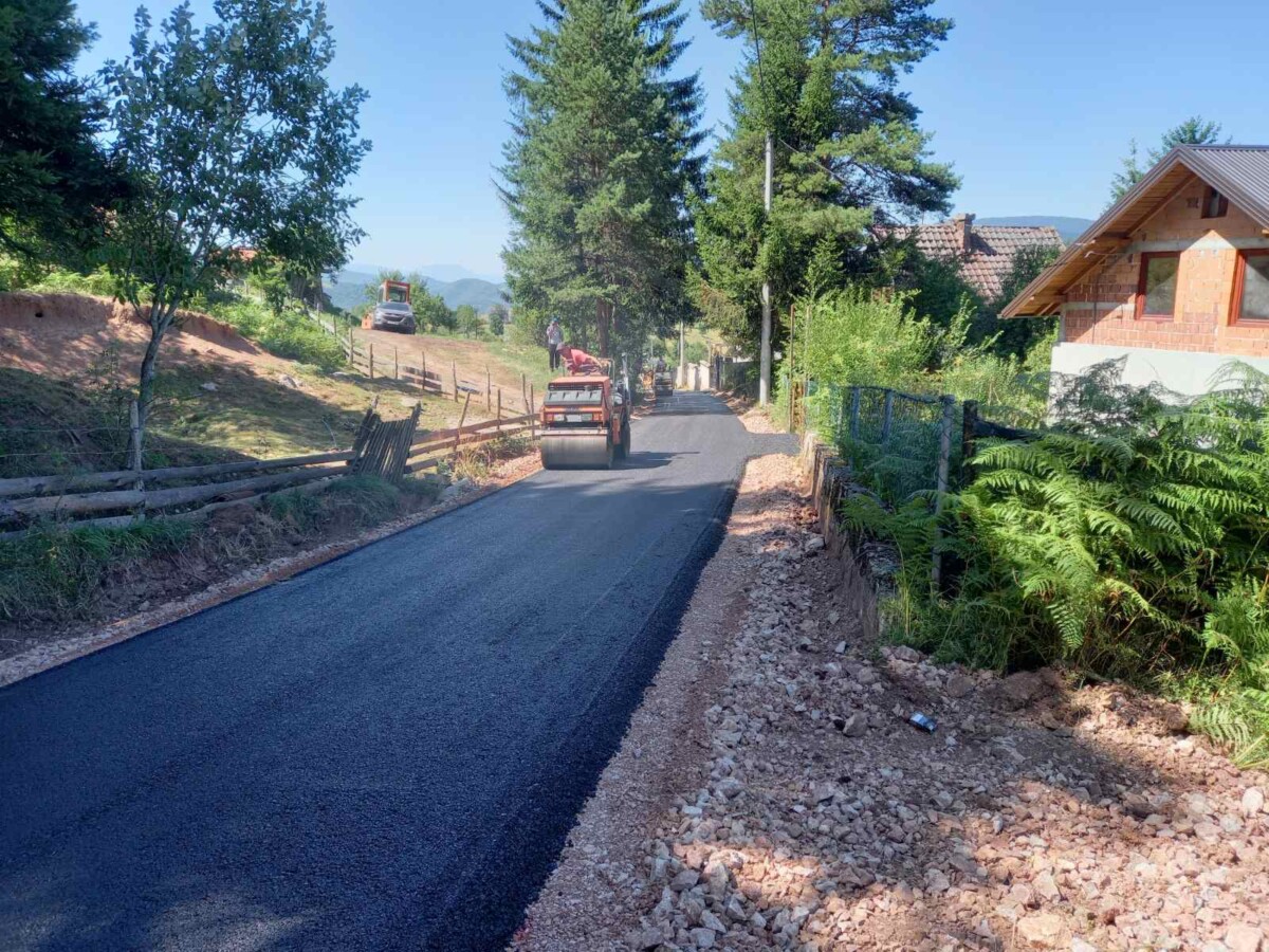 Završeno asfaltiranje dva lokalna puta u mjesnoj zajednici Srednje kod Ilijaša