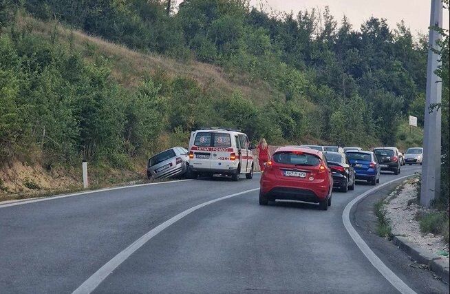 Saobraćajna nesreća u sarajevskom naselju Kobilja Glava, automobil sletio s ceste