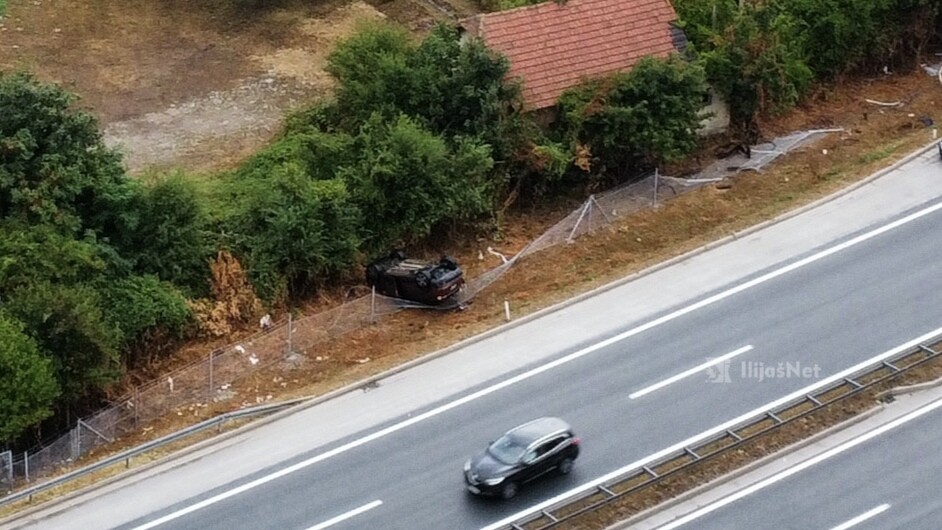 FOTO: Saobraćajna nesreća na autoputu kod Ilijaša, prevrnut automobil