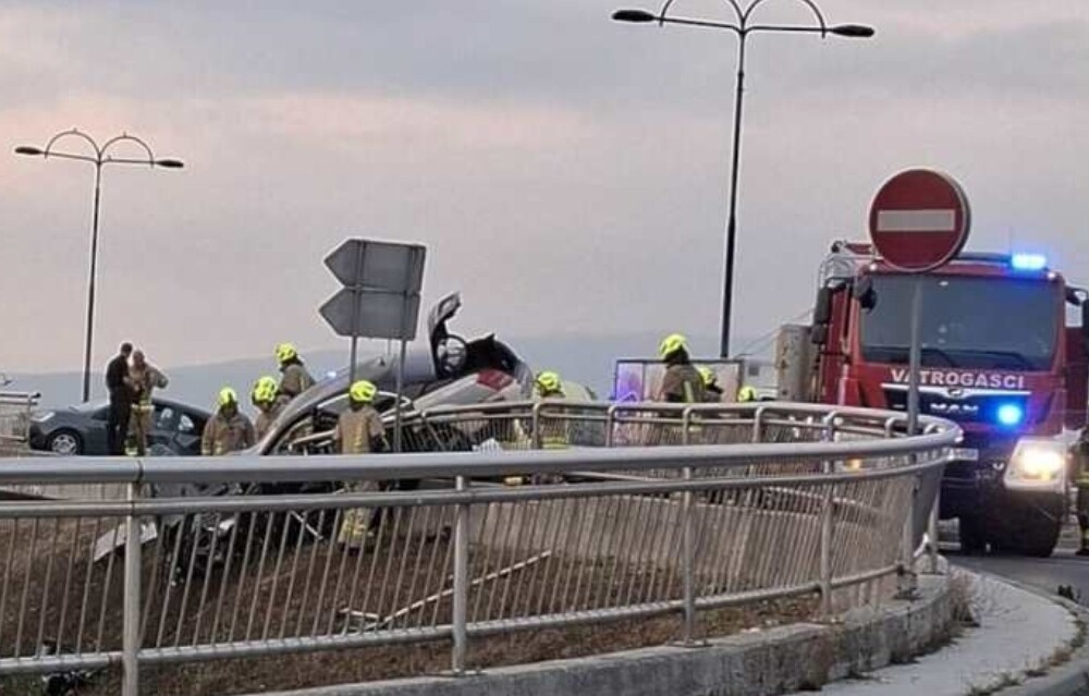 Nesreća kod Sarajeva: Automobil prošao kroz metalnu ogradu na Stupu