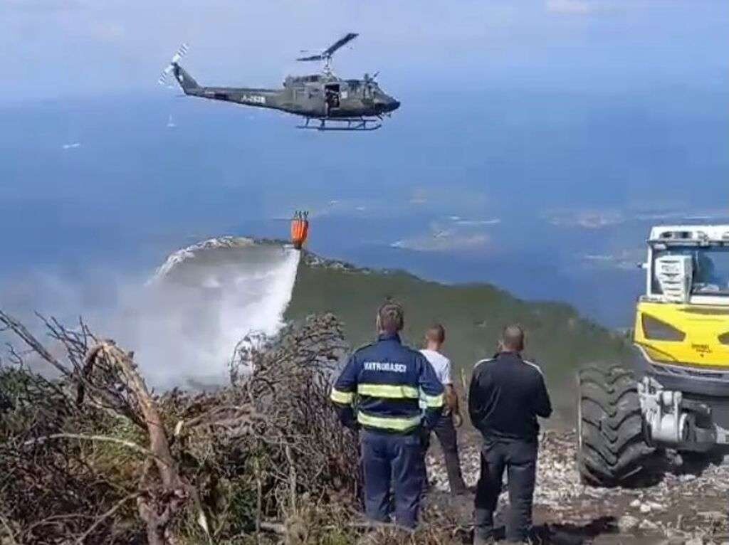 Požar na Bjelašnici eskalirao i silazi u šumu, potrebna intervencija helikoptera