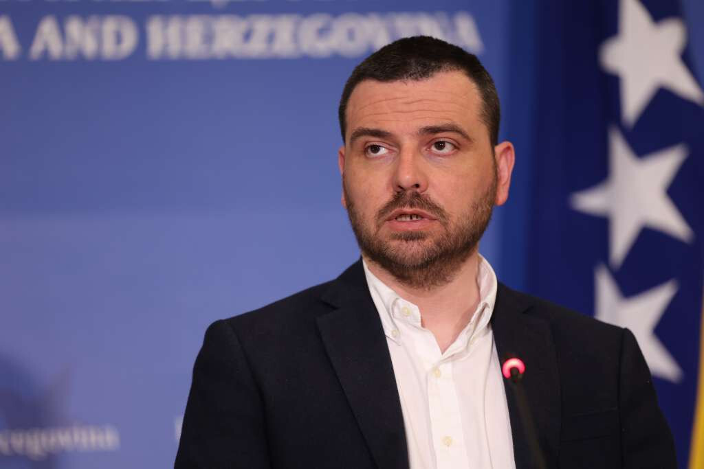 Magazinović: Jako je puno neobrazovanih dobilo priliku u politici, komuniciraju riječima koje su neprikladne