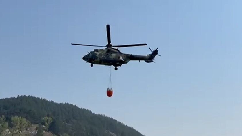 Helikopter MUP-a Srbije gasi požar kod Srebrenice