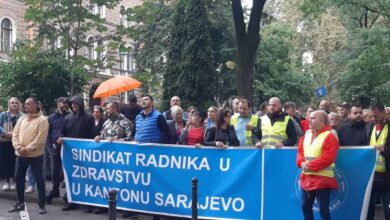 Radnici u zdravstvu KS na protestima ispred zgrade Vlade