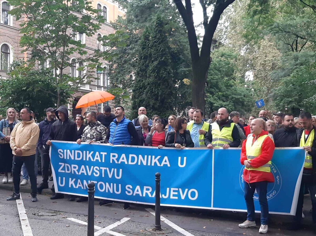 Radnici u zdravstvu KS na protestima ispred zgrade Vlade