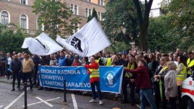 Radnici u zdravstvu prenoćili ispred Vlade KS, premijer najavio press konferenciju