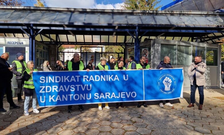 Jednosatni protest radnika Kliničkog centra Univerziteta u Sarajevu.