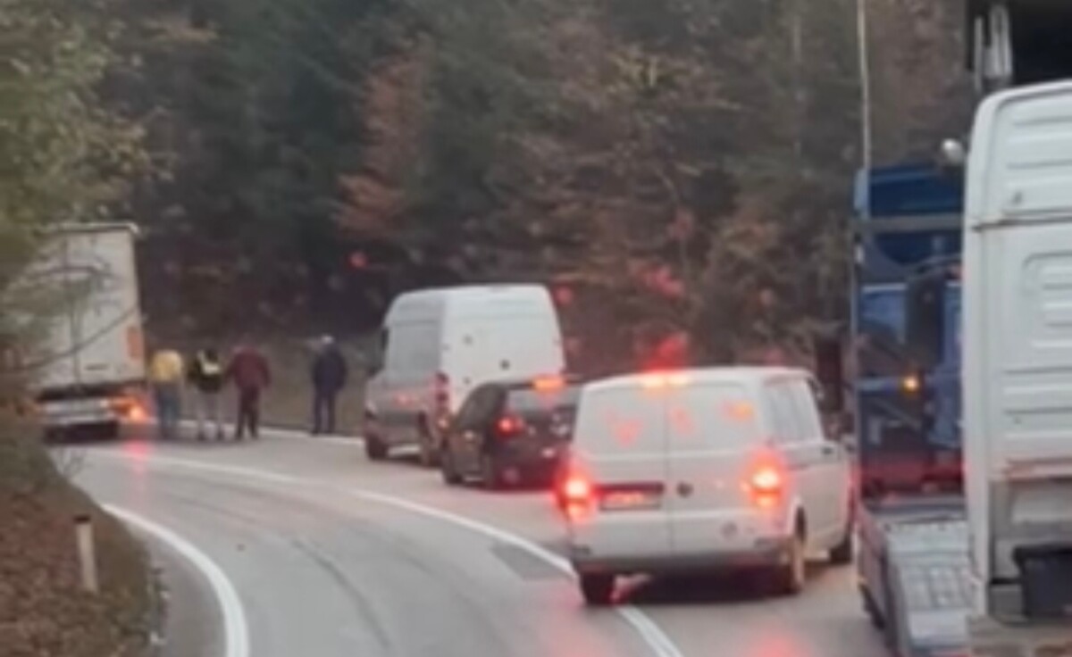 Zbog popriječenog teretnog vozila u mjestu Bakići saobraća se usporeno