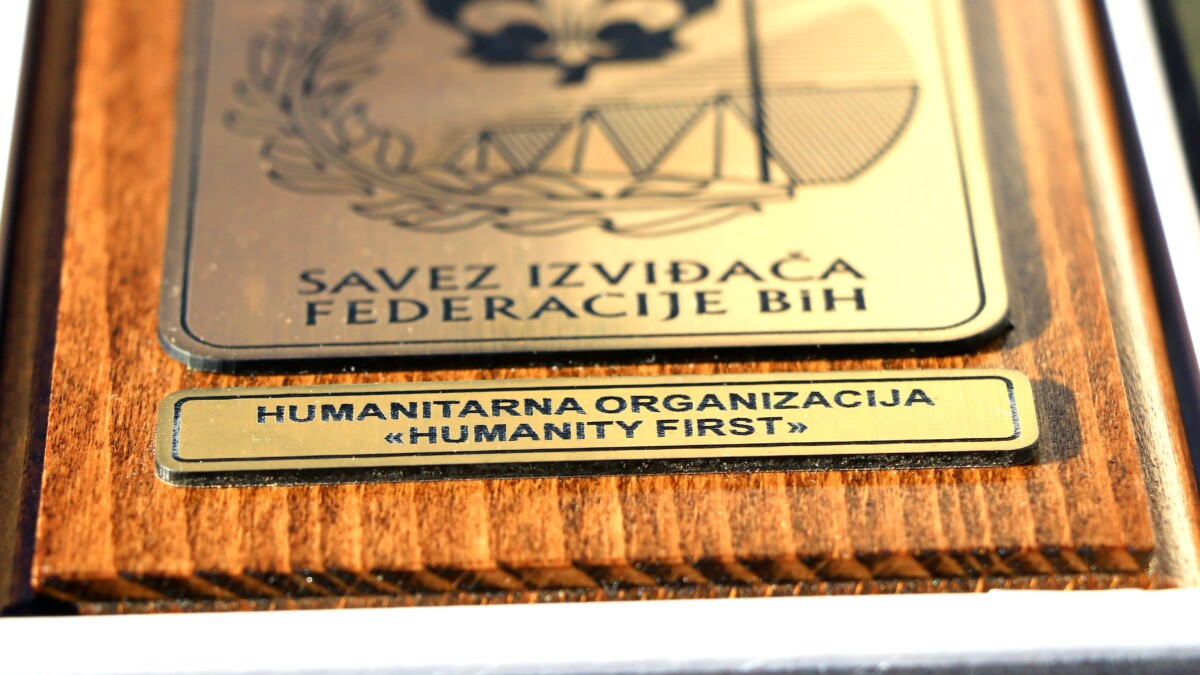 Zahvalnica i plaketa humanitarnoj organizaciji “Humanity First” od mostarskih izviđača