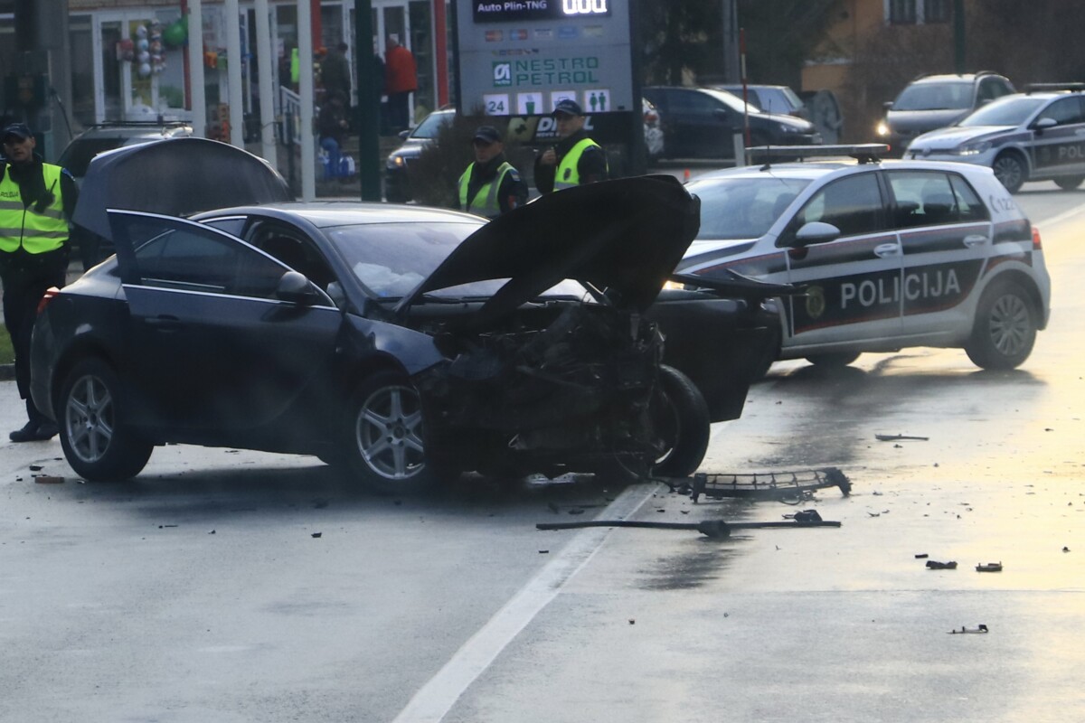 Teža saobraćajna nesreća na putu Semizovac-Ljubina, jedna osoba povrijeđena