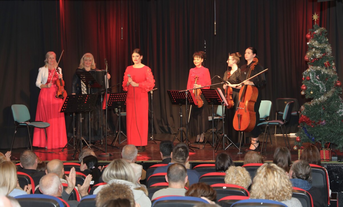 Održan Božićni koncert “Mir i ljubav”, publika uživala u raznovrsnom blagdanskom programu