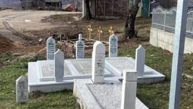 Na šehidskom mezarju kod Srebrenice postavljeni novi krstovi i tri betonske grobnice