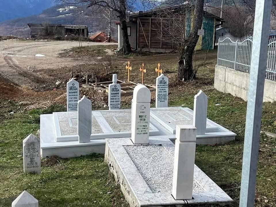 Na šehidskom mezarju kod Srebrenice postavljeni novi krstovi i tri betonske grobnice