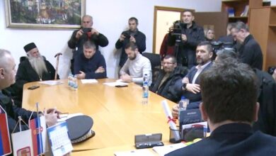 U Srebrenici održan petosatni sastanak o krstovima pored mezarja koje je postavljao kontroverzni iguman Babić