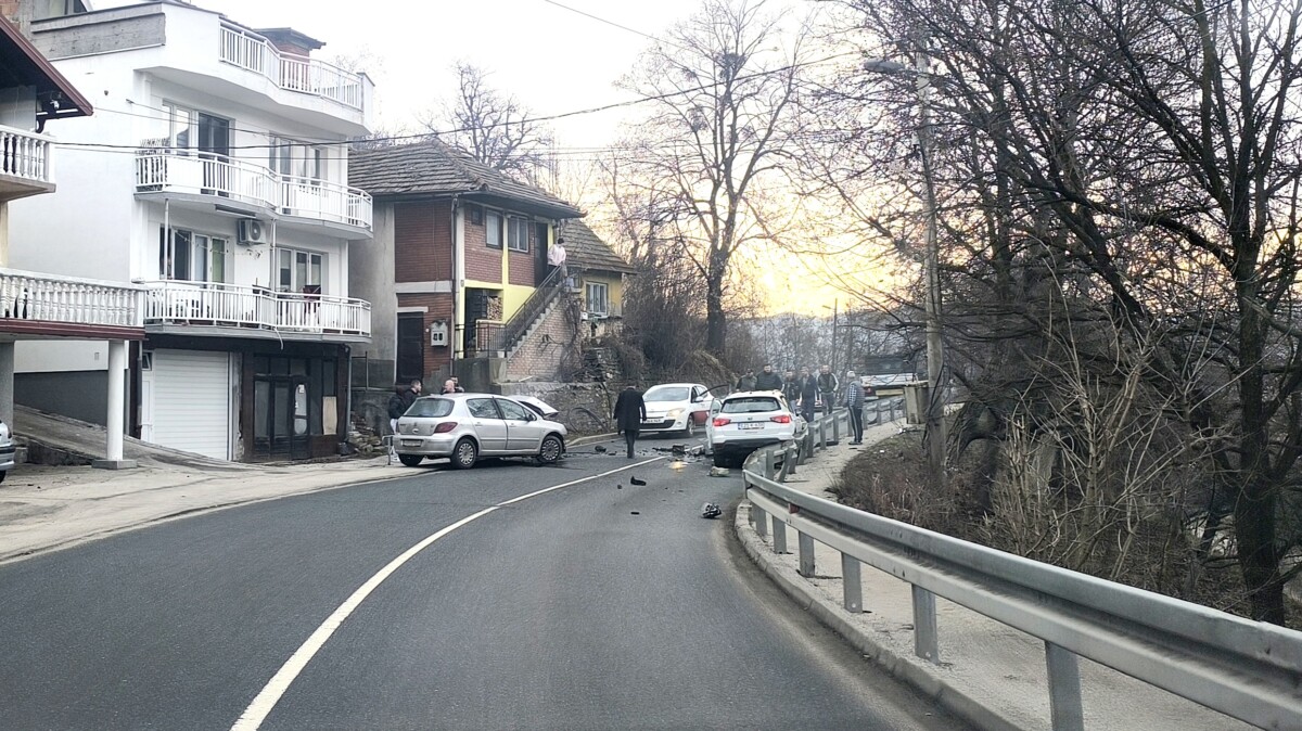 Saobraćajna nesreća između Nebočaja i Semizovca, sudarila se dva putnička automobila