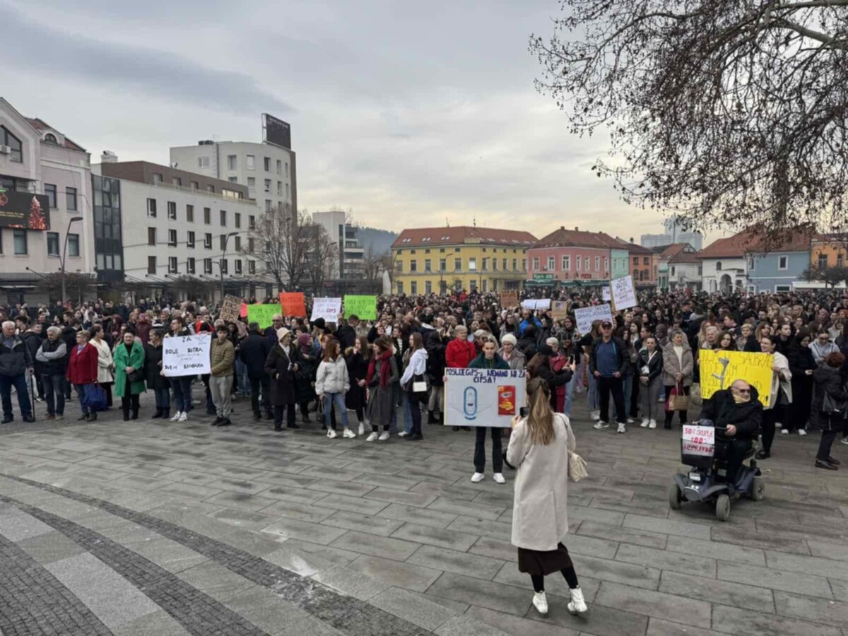 Hiljade studenata, građana, penzionera i učenika izašlo na proteste u Tuzli
