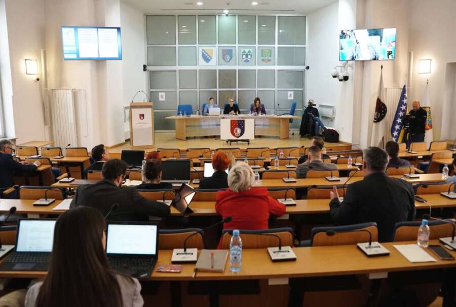 Skupština KS usvojila izmjene zakona: Ministri, načelnici i premijer dobijaju po dva savjetnika