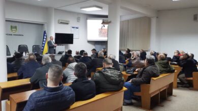 U prepunoj sali Općine Vogošća održano edukativno predavanje za pčelare