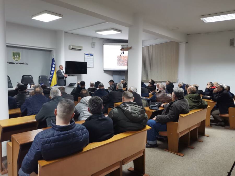 U prepunoj sali Općine Vogošća održano edukativno predavanje za pčelare