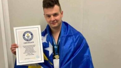 Guinnessov rekord: Visočanin Belmin Osmanbegović glavom nakon salta razbio 160 blokova