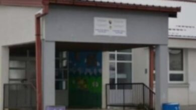 U Srebrenici uhapšen muškarac koji je oštetio staklo na ulaznim vratima škole u Potočarima i četiri putnička vozila