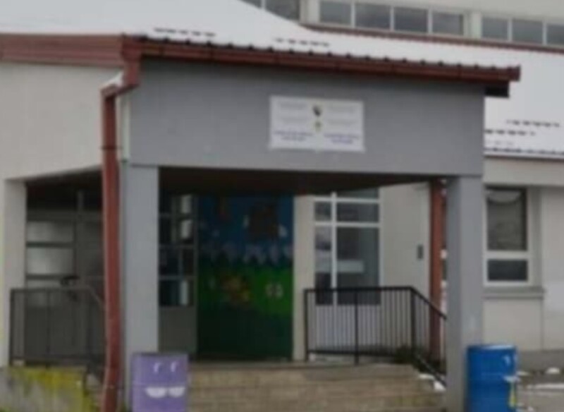 U Srebrenici uhapšen muškarac koji je oštetio staklo na ulaznim vratima škole u Potočarima i četiri putnička vozila