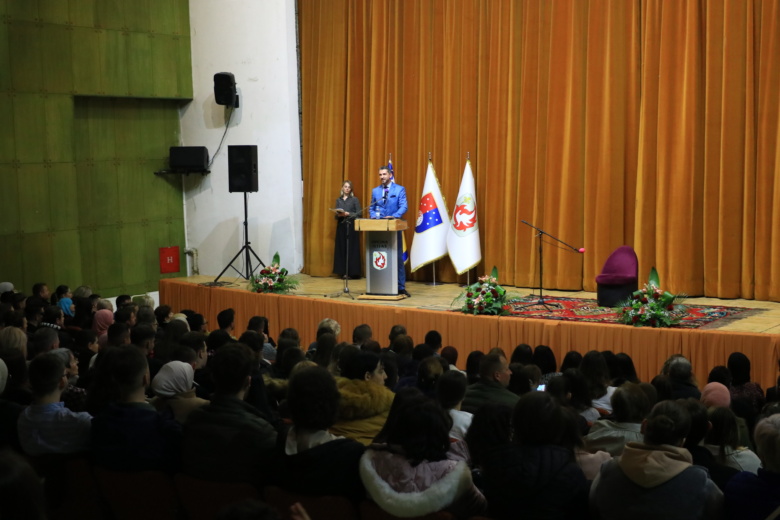 Upriličena svečana dodjela ugovora o stipendiranju i nagrade uspješnim učenicima i studentima: Dodijeljeno je 382 ugovora o stipendiranju i to za 220 učenika i 162 studenta